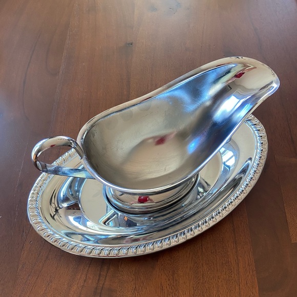 Silver look gravy boat - Picture 2 of 2